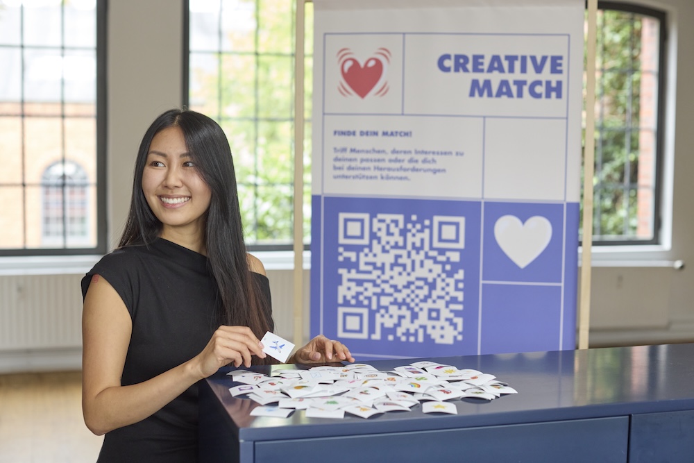 Creative Match Kit mit Emoji-Stickern, Poster und Setup-Guide
