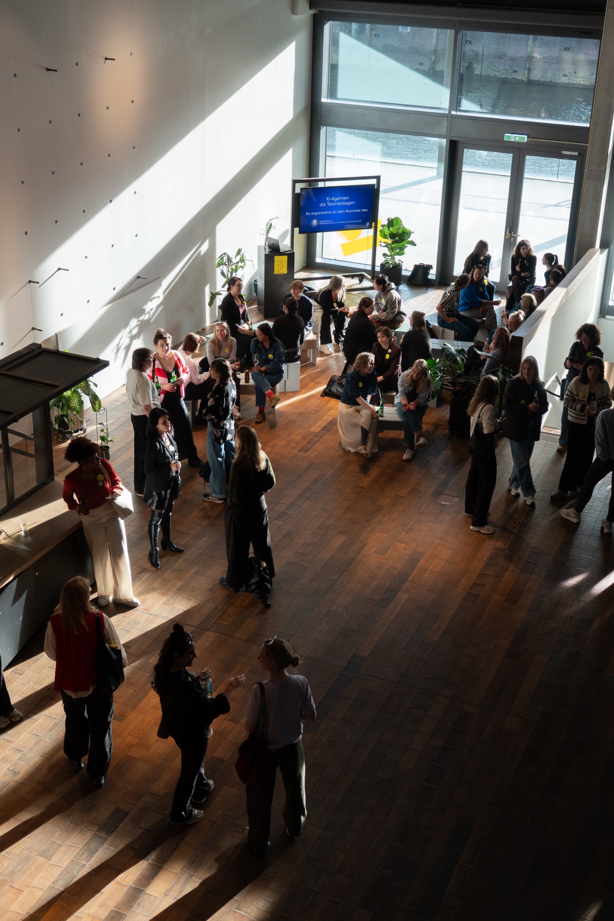 Teilnehmer:innen im Austausch beim Networking-Format